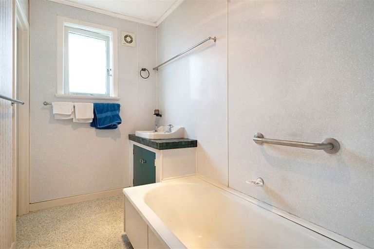 Photo of property in 41 Jaemont Avenue, Te Atatu South, Auckland, 0610