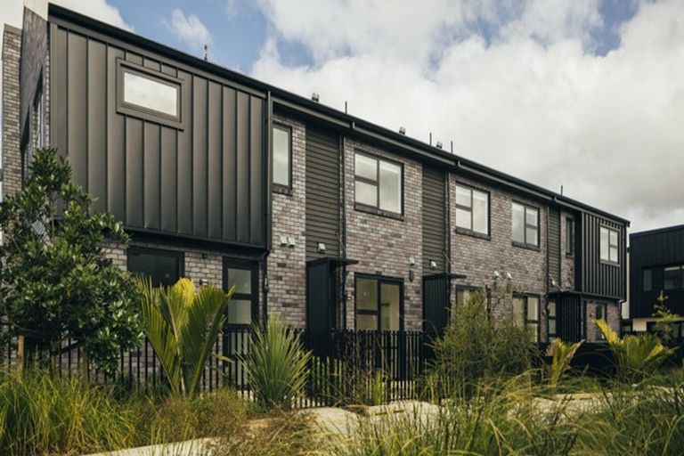 Photo of property in 8/666 Swanson Road, Swanson, Auckland, 0612