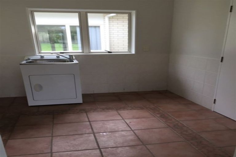 Photo of property in 154 Boord Crescent, Kumeu, 0891