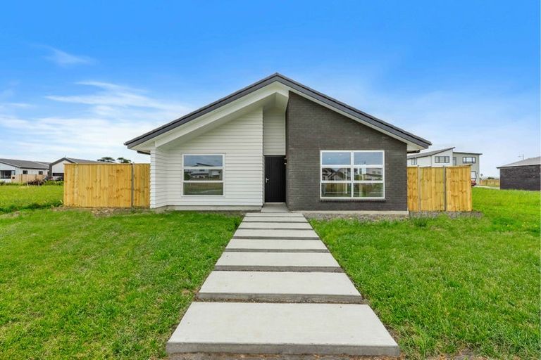 Photo of property in 19 Uatoto Road, Clarks Beach, 2122