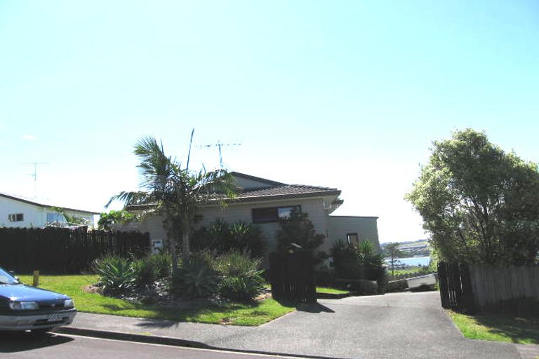 Photo of property in 15 Jumento Place, Unsworth Heights, Auckland, 0632