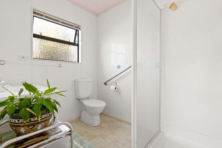 Photo of property in 8 Aquarius Drive, Kawaha Point, Rotorua, 3010