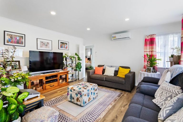 Photo of property in 5 Thomas Rea Place, Te Atatu South, Auckland, 0610