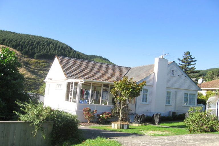 Photo of property in 23 Raroa Terrace, Tawa, Wellington, 5028