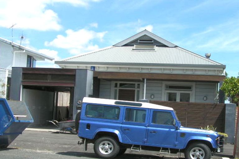 Photo of property in 72 Queen Street, Northcote Point, Auckland, 0627