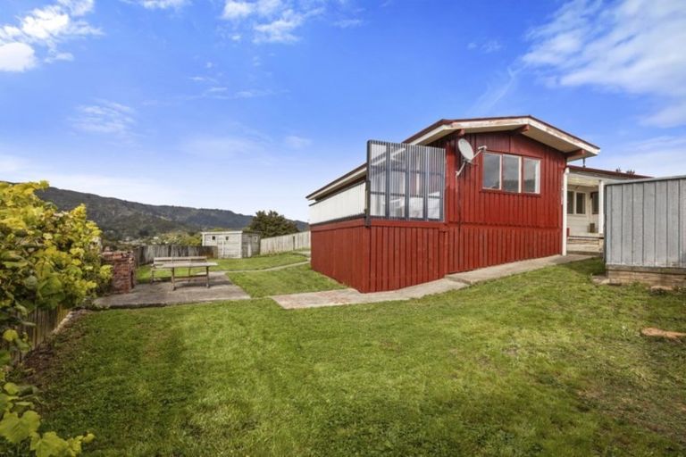 Photo of property in 18 Clapham Grove, Stokes Valley, Lower Hutt, 5019