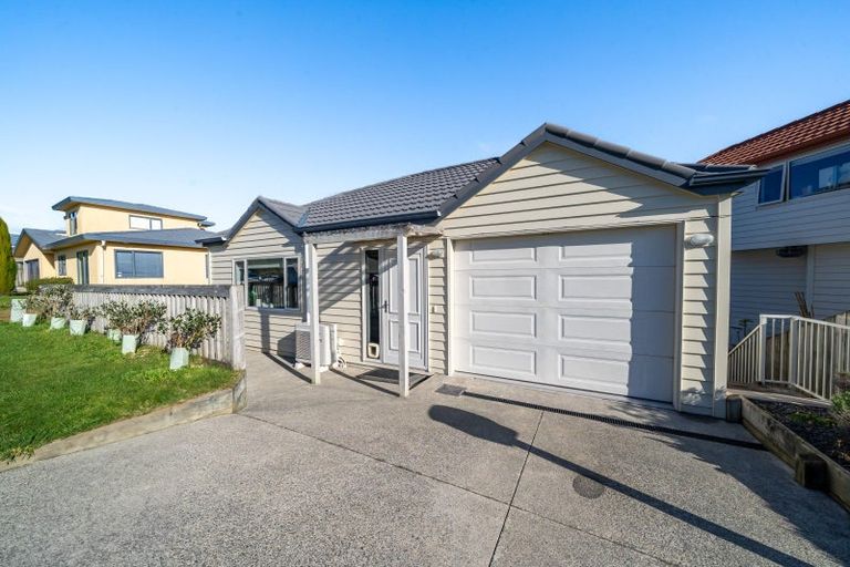 Photo of property in 42a Landsdowne Terrace, Karori, Wellington, 6012