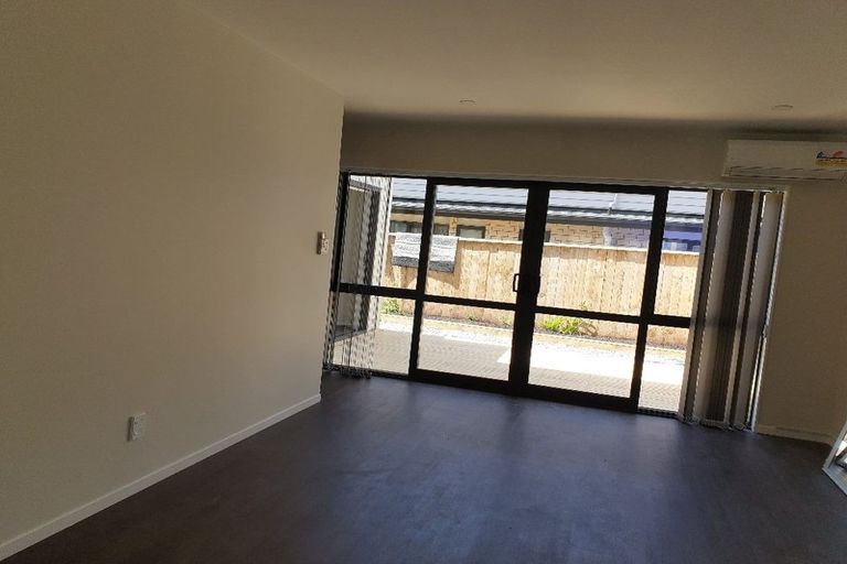 Photo of property in 21 Millcroft Lane, Ranui, Auckland, 0612