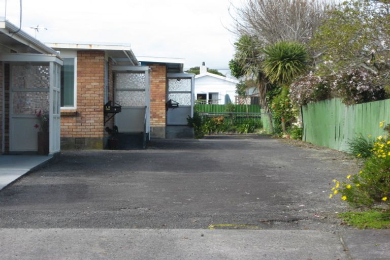 Photo of property in 2/10 Shortland Street, Lower Vogeltown, New Plymouth, 4310