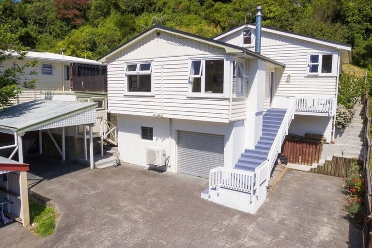 Photo of property in 76a Newlands Road, Newlands, Wellington, 6037