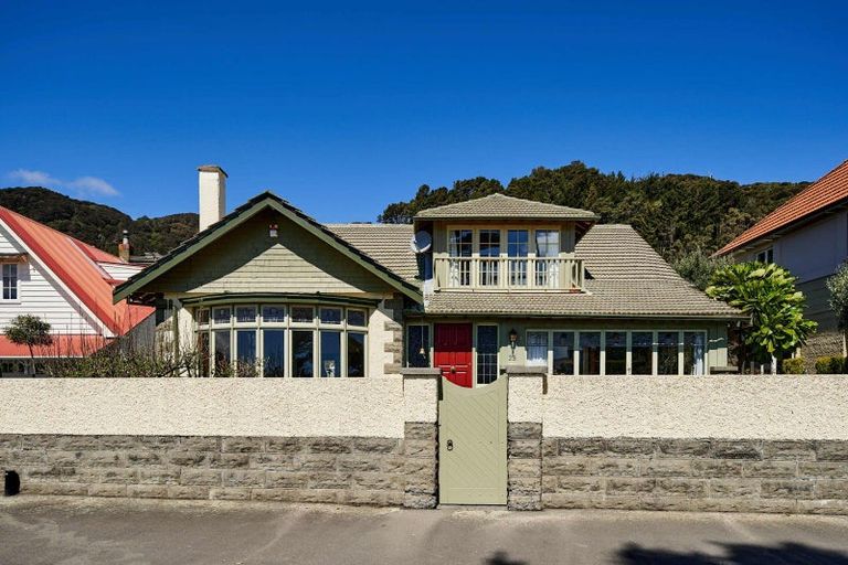 Photo of property in 35 Marine Parade, Eastbourne, Lower Hutt, 5013