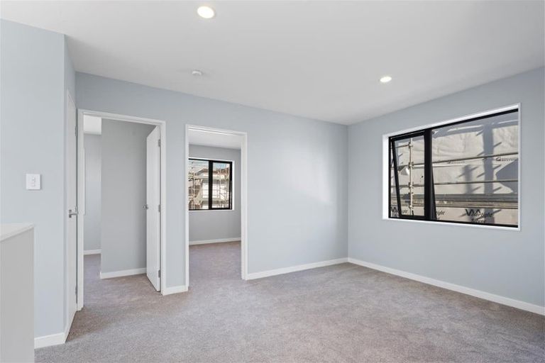 Photo of property in 8 Taipahitini Road, Rosehill, 2113