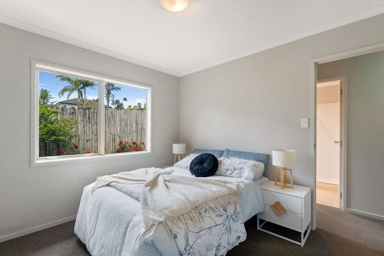 Photo of property in 8 Neaptide Close, Red Beach, 0932