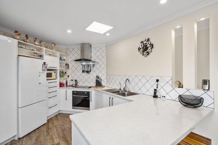 Photo of property in 15 Maddison Place, Welcome Bay, Tauranga, 3112