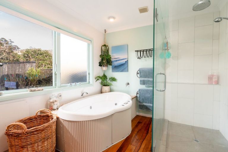 Photo of property in 108 Wellington Road, Paekakariki, 5034