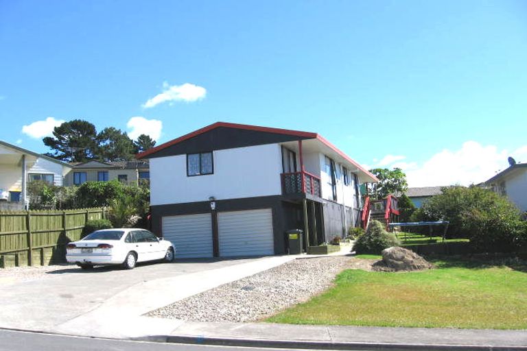 Photo of property in 11 Jumento Place, Unsworth Heights, Auckland, 0632