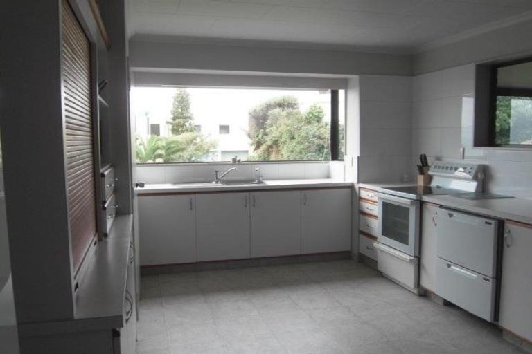 Photo of property in 21 South Road, Moturoa, New Plymouth, 4310