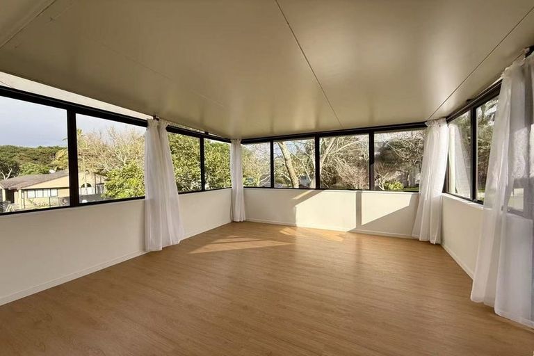 Photo of property in 33 Lagoon Way, West Harbour, Auckland, 0618