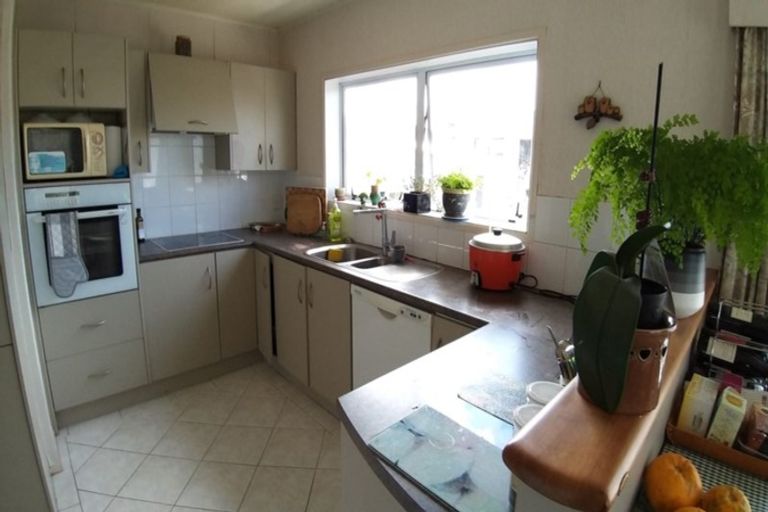 Photo of property in 18 Tupaki Place, Pakuranga Heights, Auckland, 2010