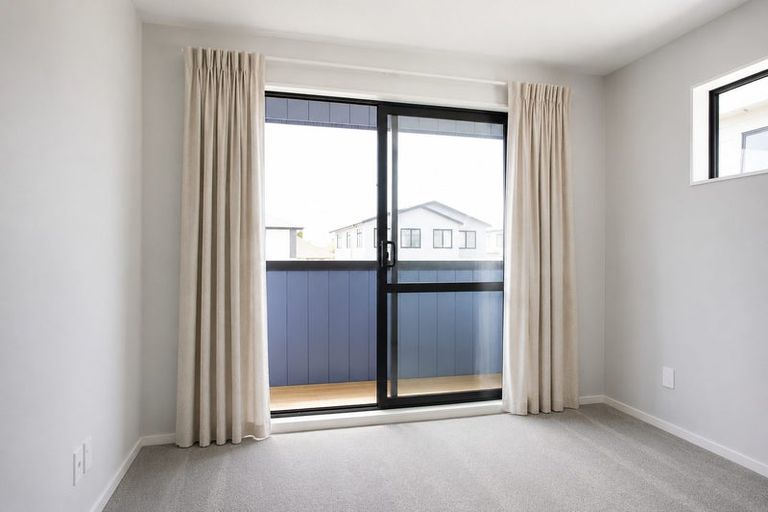 Photo of property in 42 Toanui Road, Hobsonville, Auckland, 0616