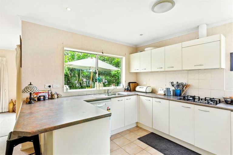 Photo of property in 15 Huntaway Lane, Te Atatu Peninsula, Auckland, 0610