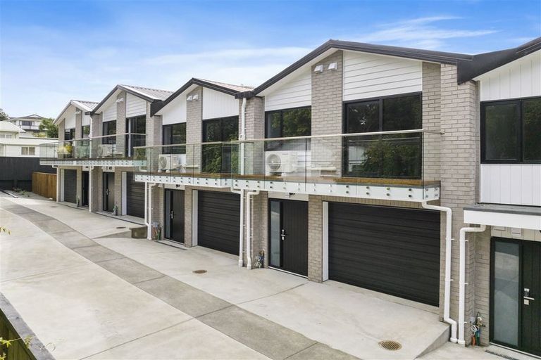 Photo of property in 10c Ballial Place, West Harbour, Auckland, 0618