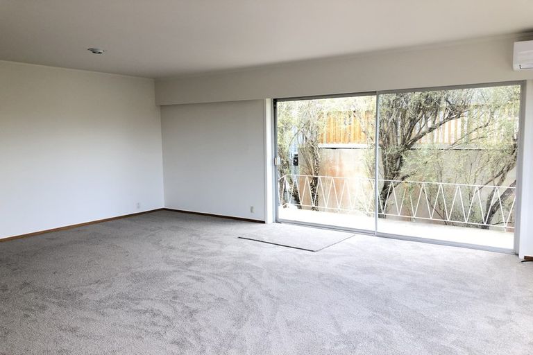 Photo of property in 22 Holdaway Avenue, Northcote, Auckland, 0627