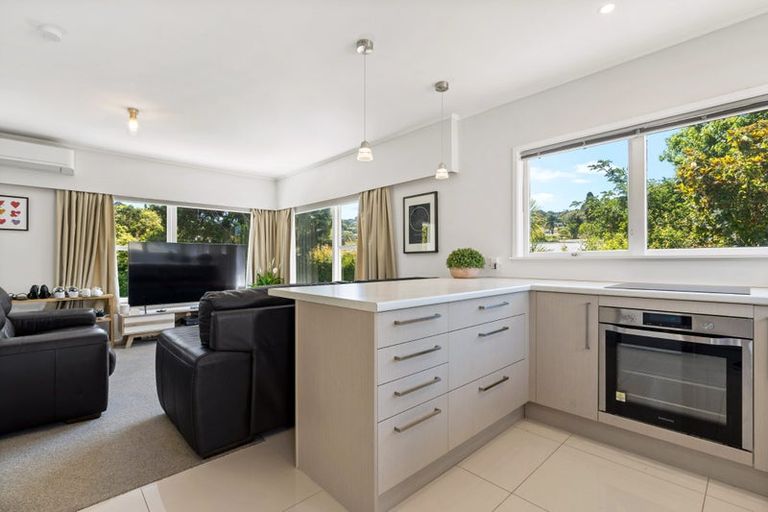 Photo of property in 2/12 Ellice Road, Totara Vale, Auckland, 0629