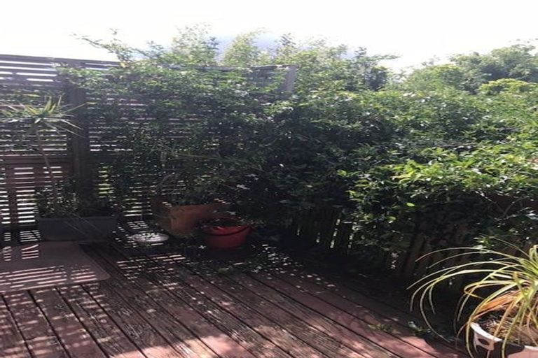 Photo of property in 2 Springside Place, New Lynn, Auckland, 0600
