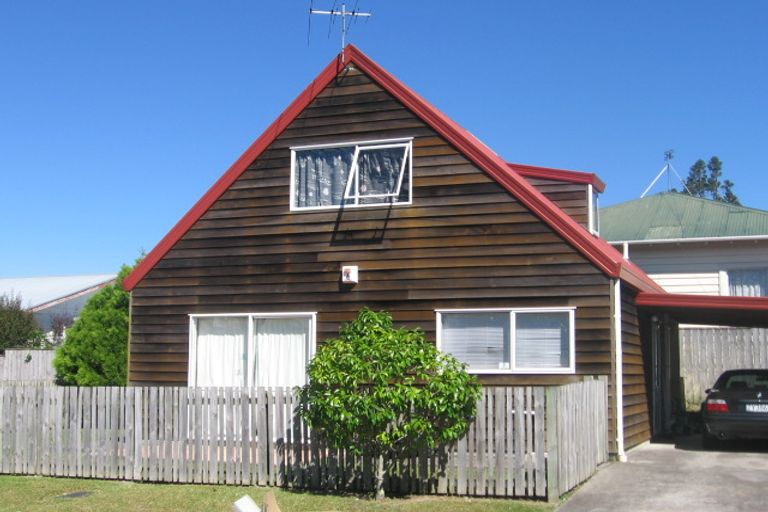 Photo of property in 3 Caspian Close, New Lynn, Auckland, 0600