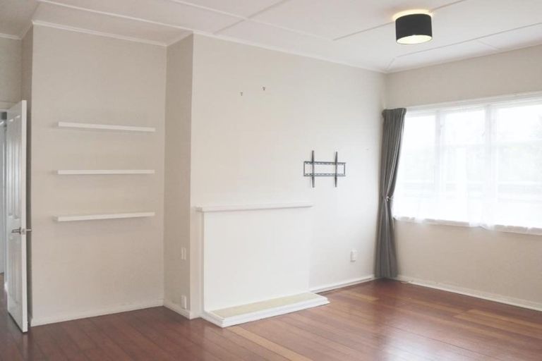 Photo of property in 114 Cambridge Terrace, Fairfield, Lower Hutt, 5011