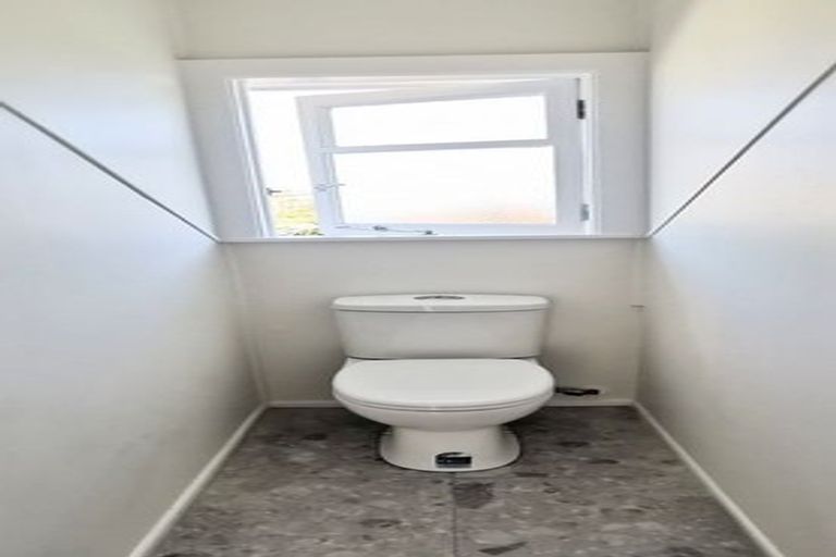 Photo of property in 2/15 Merton Avenue, Glenfield, Auckland, 0627