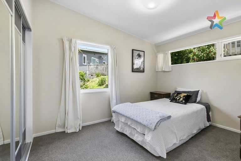 Photo of property in 27 Rakeiora Grove, Korokoro, Lower Hutt, 5012