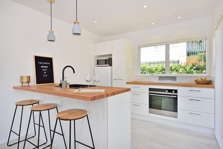 Photo of property in 2/40a Blakeborough Drive, Forrest Hill, Auckland, 0620