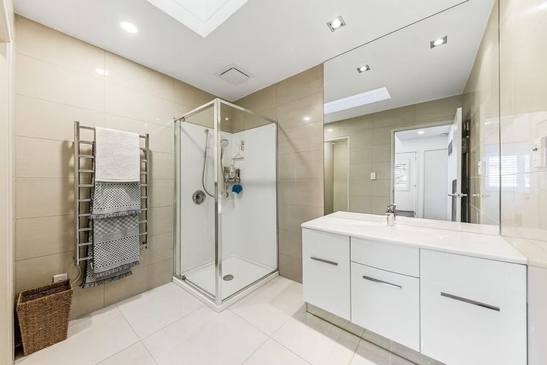 Photo of property in 2/12 Browns Road, Rothesay Bay, Auckland, 0630