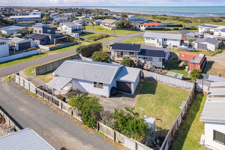 Photo of property in 25 Nukumaru Parade, Waiinu Beach, Whanganui, 4588