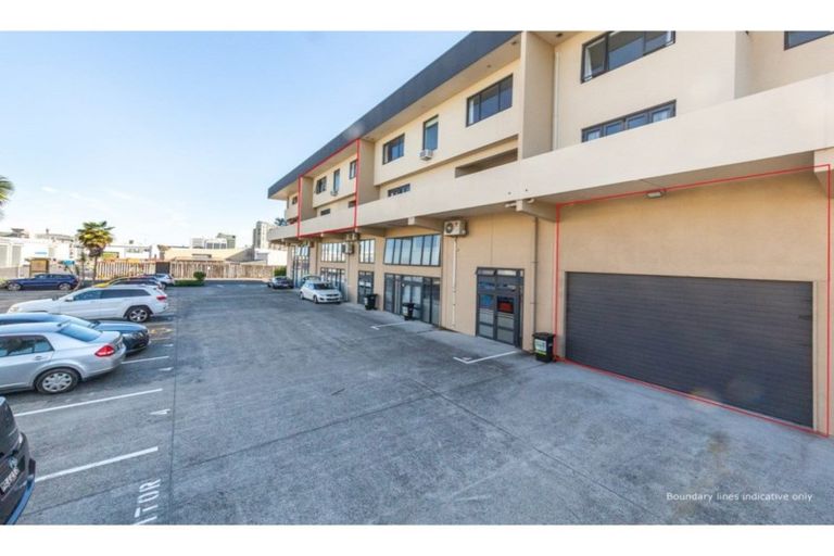 Photo of property in 10/11 Jack Conway Avenue, Manukau, Auckland, 2104