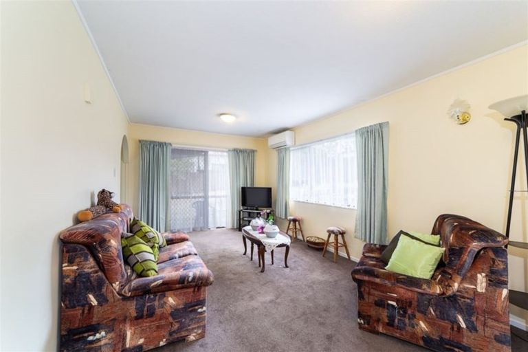Photo of property in 2/303a Great North Road, Henderson, Auckland, 0612