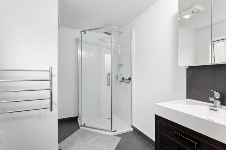 Photo of property in 52 Ayton Drive, Totara Vale, Auckland, 0629