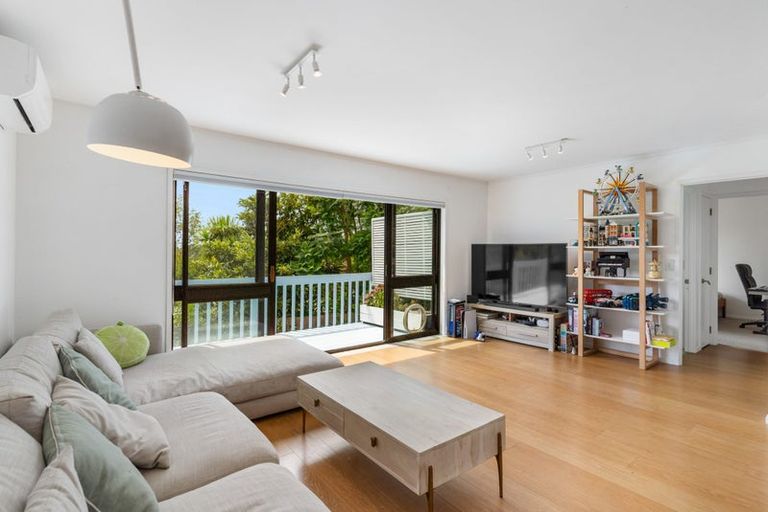 Photo of property in 1/16 Cairnbrae Court, Northcross, Auckland, 0632