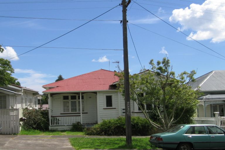 Photo of property in 19 Kiwi Road, Stanley Point, Auckland, 0624