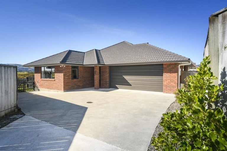Photo of property in 12 Ron Place, Fitzherbert, Palmerston North, 4410