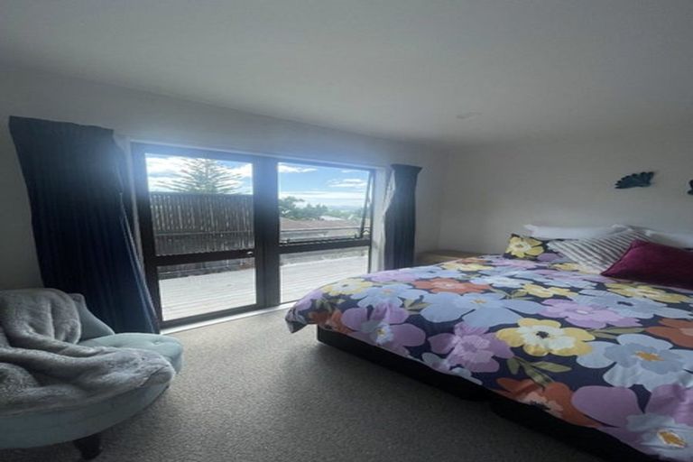 Photo of property in 2/16 Kiteroa Terrace, Rothesay Bay, Auckland, 0630