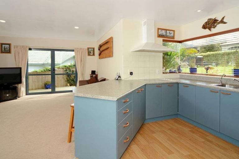 Photo of property in 19 Mandeville Place, Unsworth Heights, Auckland, 0632