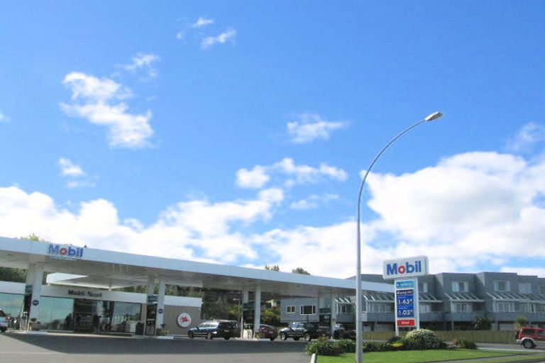 Photo of property in 204 Lake Terrace, Waipahihi, Taupo, 3330