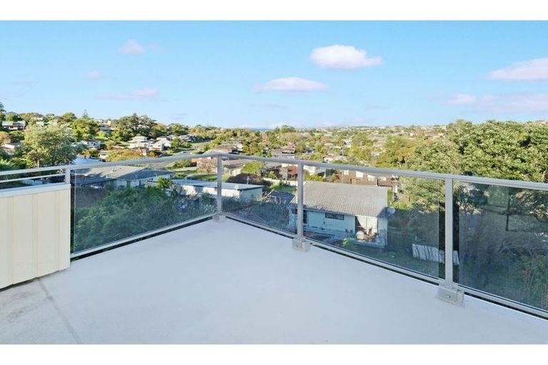 Photo of property in 2/23 Barker Rise, Northcross, Auckland, 0632