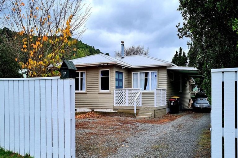 Photo of property in 37 Brandon Street, Featherston, 5710