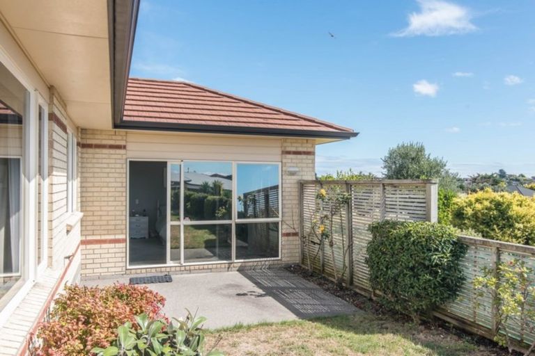 Photo of property in 28 Quadrant Heights, Paraparaumu, 5032