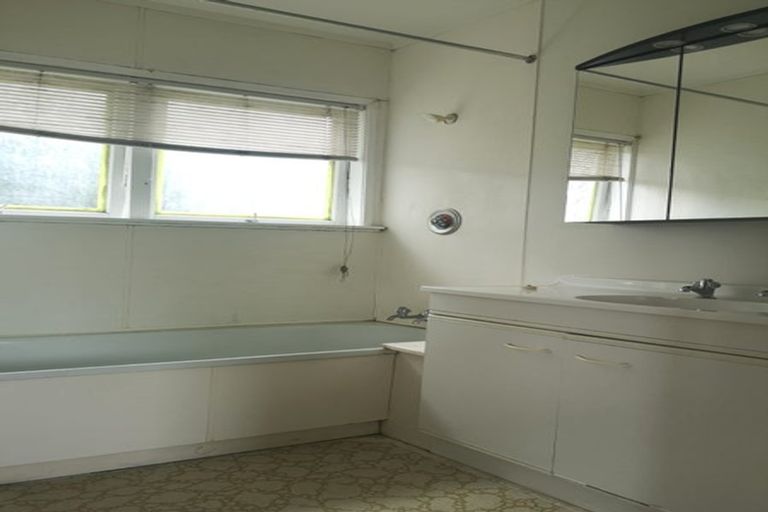 Photo of property in 1/2 Yacht Place, Bucklands Beach, Auckland, 2012