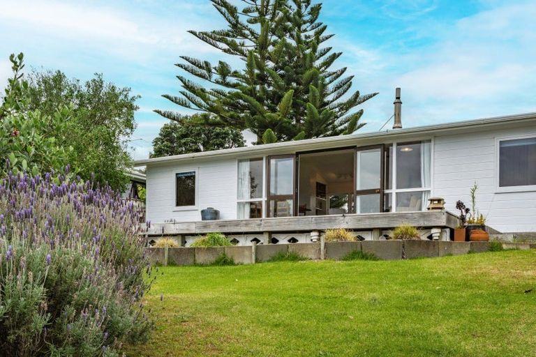 Photo of property in 42 Queens Road, Waikanae Beach, Waikanae, 5036